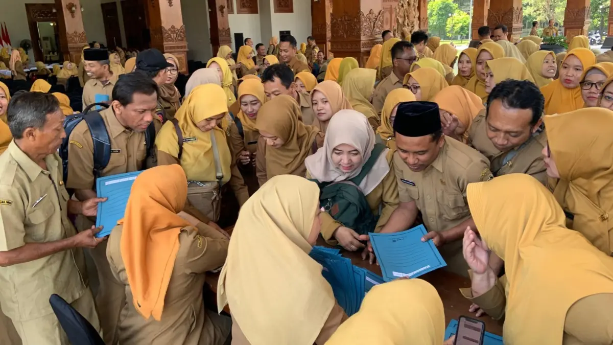 DEKAT RUMAH: Ratusan guru SD dan SMP menerima surat penugasan baru di Pendopo Ronggo Djoemeno Caruban, Senin (8/6). LODITYA FERNANDES/JAWA POS RADAR MADIUN