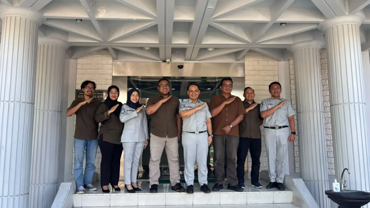 Direktur Jawa Pos Radar Madiun Ockta Prana Lagawira (empat dari kiri) dan manajemen berfoto dengan Kepala Cabang PT Jasa Raharja Madiun Donny Irvanny (empat dari kanan) bersama para jajarannya.
