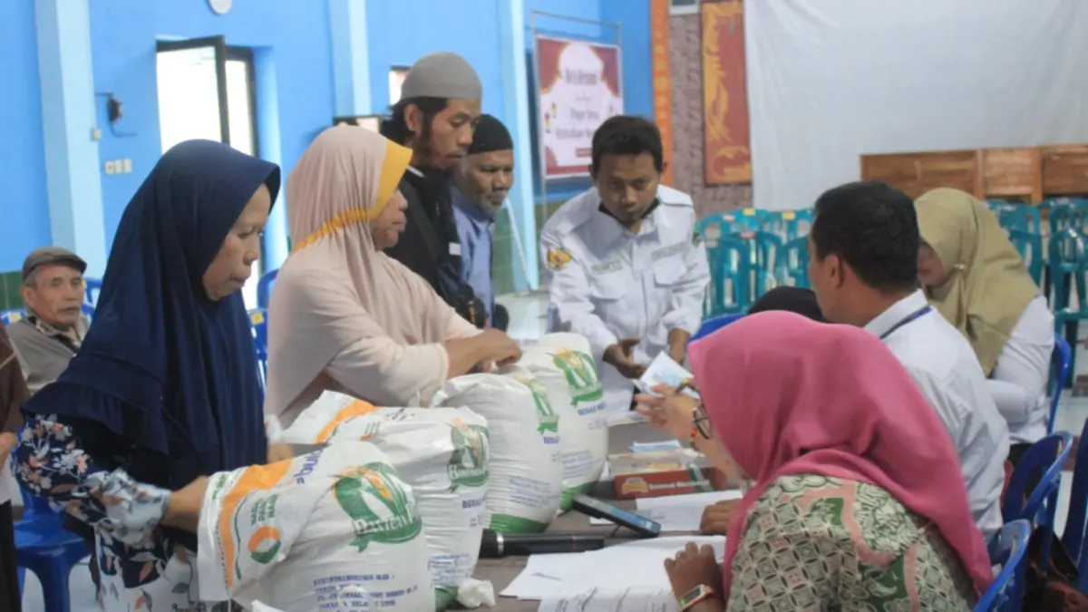 DISTRIBUSI BANTUAN: Bulog menyalurkan bantuan pangan alokasi Februari–Maret 2026 kepada 87.477 penerima di Kabupaten Magetan. AJI PUTRA/JAWA POS RADAR MAGETAN