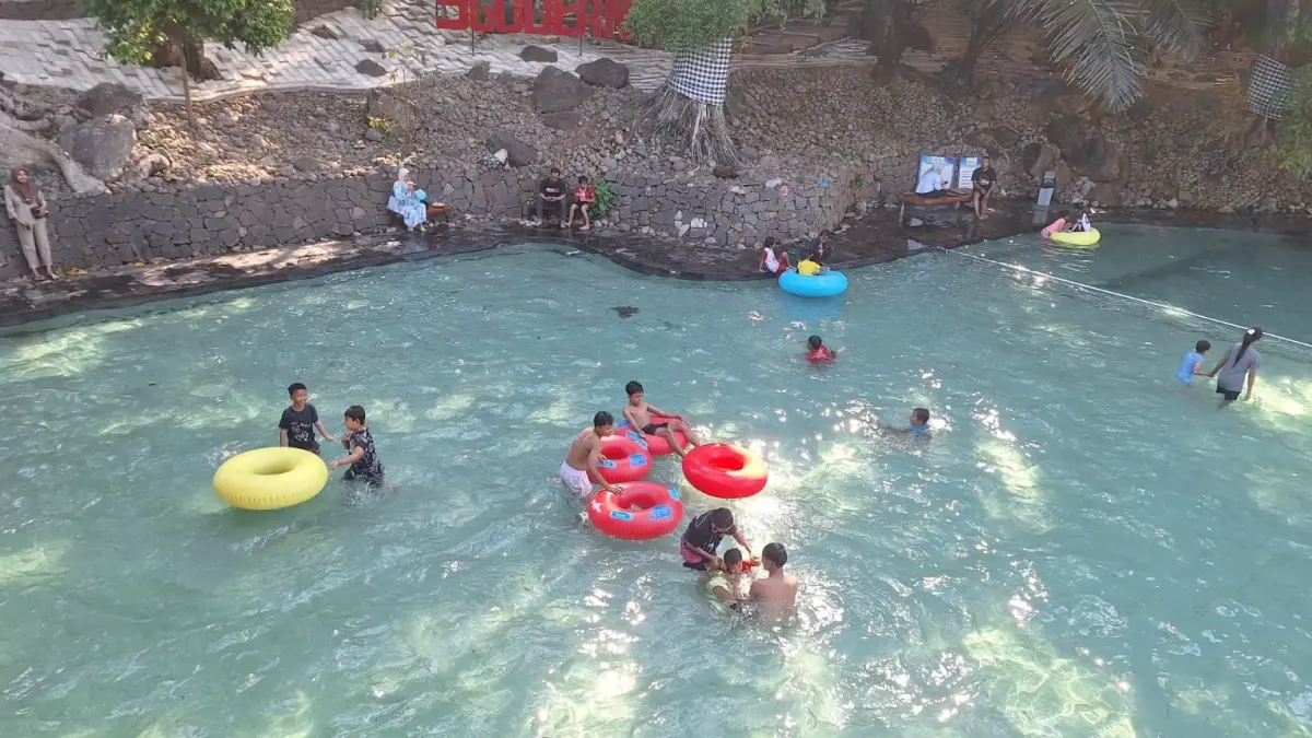 MAGNET WISATA BARU: Pengunjung menikmati kolam renang berbasis mata air alami di Wisata Sgodean, Desa Ngiliran, Kecamatan Panekan. AJI PUTRA/JAWA POS RADAR MAGETAN