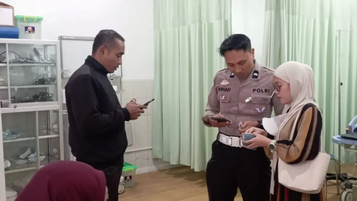 OLAH TKP: Petugas kepolisian berada di lokasi kecelakaan lalu lintas di Jalan KA Posong, Dusun Gemulung, Desa Tanjungsari, Pacitan, Senin (8/6). FOTO: ISTIMEWA
