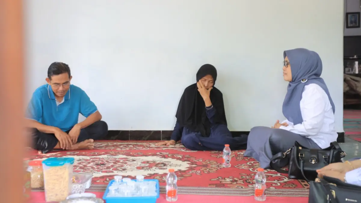 SAMBANG DUKA: Kepala Kantor Kemenhaj Kota Madiun Datik Ardiyah menemui keluarga Djurianto di Kelurahan Manisrejo, Senin (8/6). BAGAS BIMANTARA/JAWA POS RADAR MADIUN