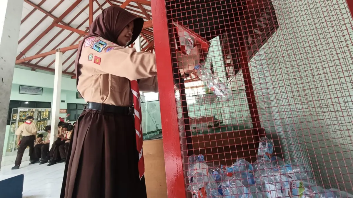 TEKAN TIMBUNAN: Aktivitas pemilahan sampah terus didorong di Kota Madiun. BAGAS BIMANTARA/JAWA POS RADAR MADIUN