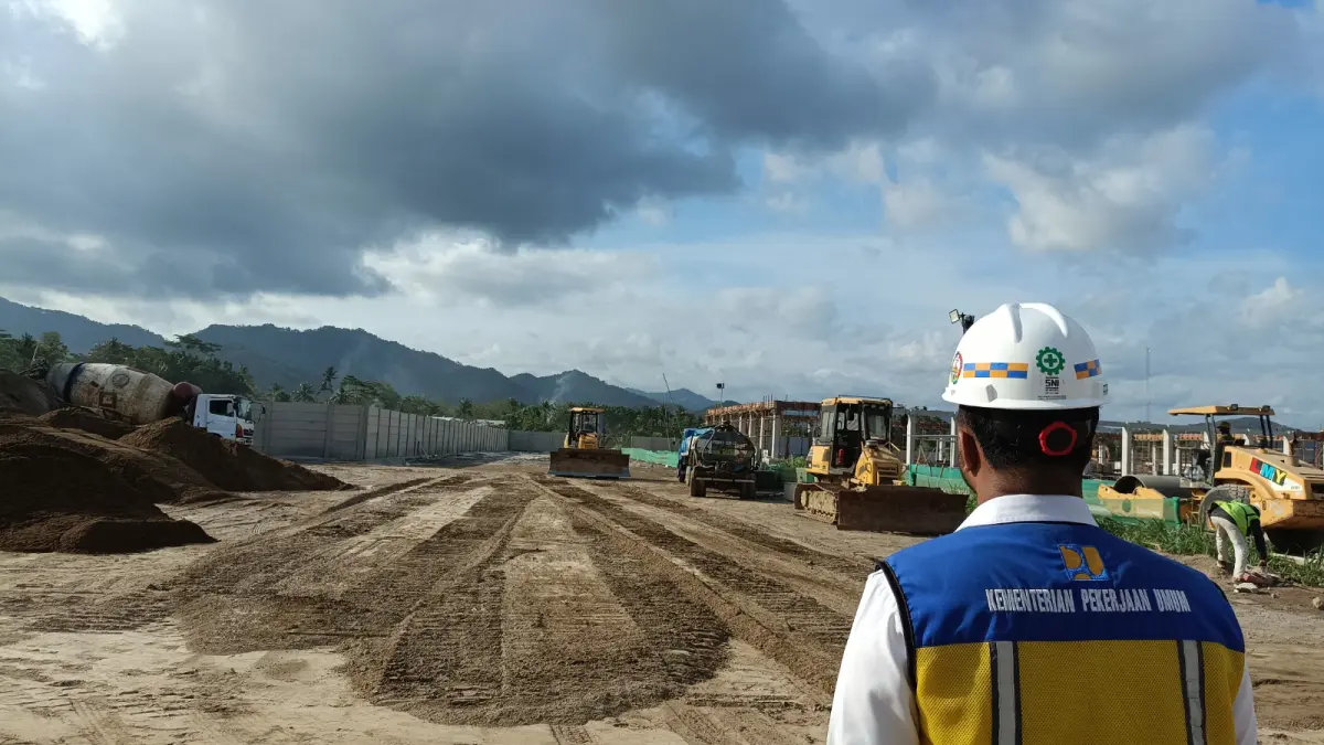 TERUS DIKEBUT: Proses pembangunan fasilitas Sekolah Rakyat di Pacitan terus berjalan. NUR CAHYONO/JAWA POS RADAR PACITAN