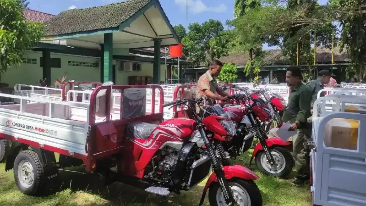 ARMADA BERTAMBAH: Pengurus koperasi dan kepala desa menerima bantuan motor roda tiga untuk Koperasi Desa Merah Putih di halaman Kodim 0801 Pacitan. NUR CAHYONO/JAWA POS RADAR PACITAN