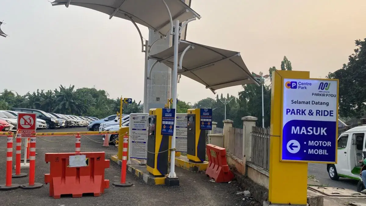 Fasilitas parkir bagi penumpang pembawa kendaraan dekat halte atau stasiun (park and ride) Lebak Bulus (antaranews.com)