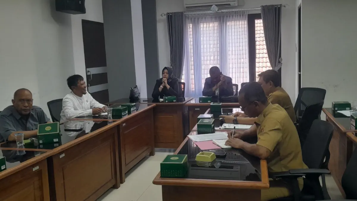 KAWAL SPMB: Komisi II DPRD Ngawi menggelar rapat dengar pendapat dengan Dinas Pendidikan dan Kebudayaan Ngawi, kemarin (8/6). ASEP SYAEFUL/JAWA POS RADAR NGAWI