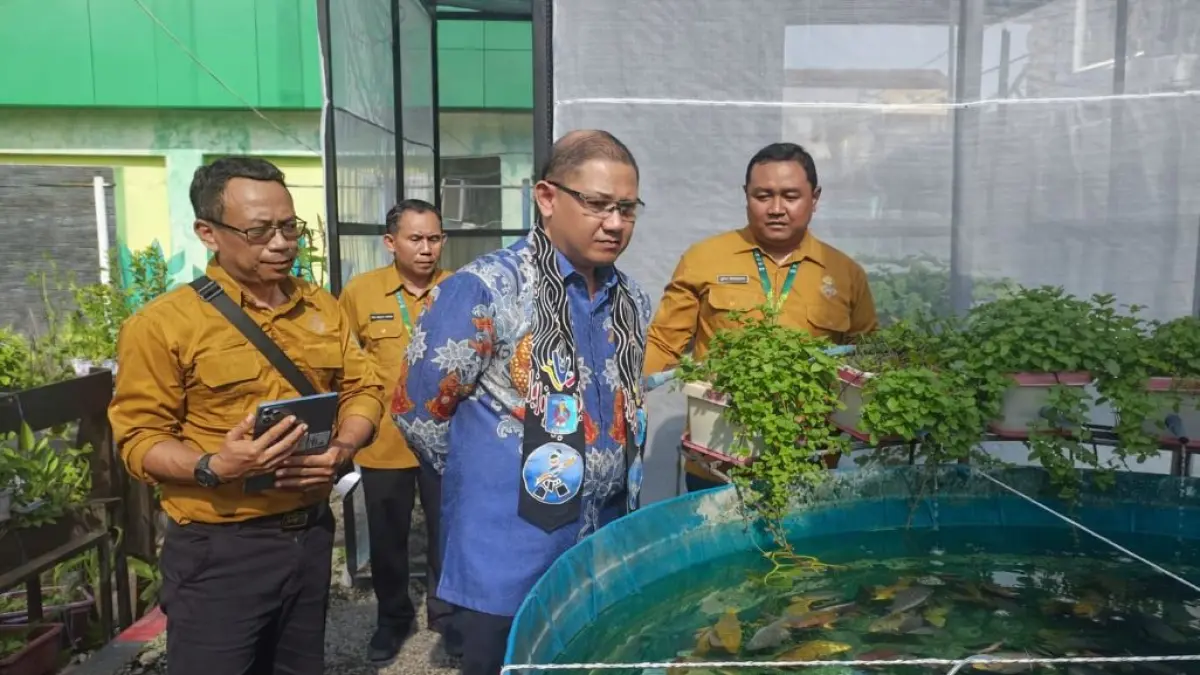 Kepala Dindik Jawa Timur Aris Agung Paewai mengapresiasi upaya ketahanan pangan dan energi mandiri oleh SMKN 1 Madiun.