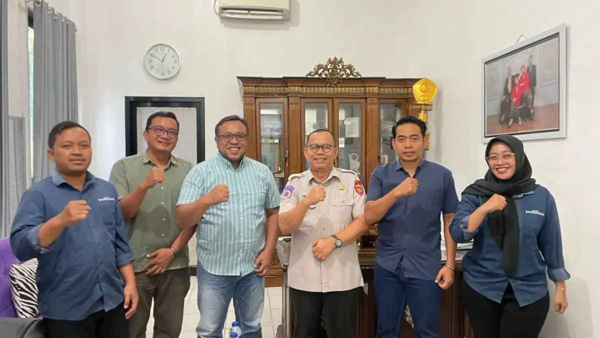 Ketua Yayasan STKIP Modern Ngawi Istamar (tiga dari kanan) menerima kunjungan Direktur Jawa Pos Radar Madiun Ockta Prana Lagawira (tiga dari kiri) dan jajara manajemen, Selasa (9/6).