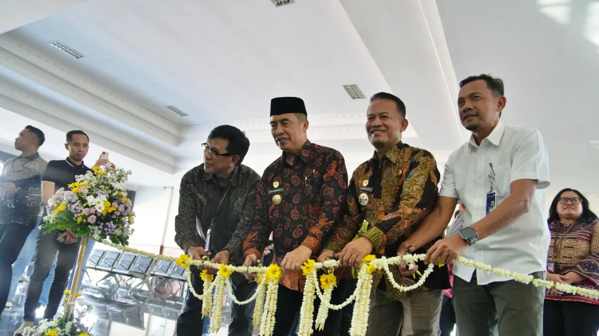 LAYANAN PREMIUM: Bupati Madiun Hari Wuryanto bersama jajaran KAI Daop 7 Madiun meninjau Luxury Lounge di Stasiun Caruban.