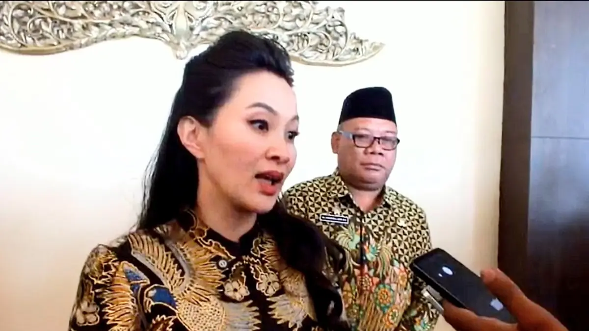 Momen Gubernur Maluku Utara, Sherly Tjoanda saat diwawancarai wartawan di kegiatan Bank Indonesia (nasional.kompas.com)