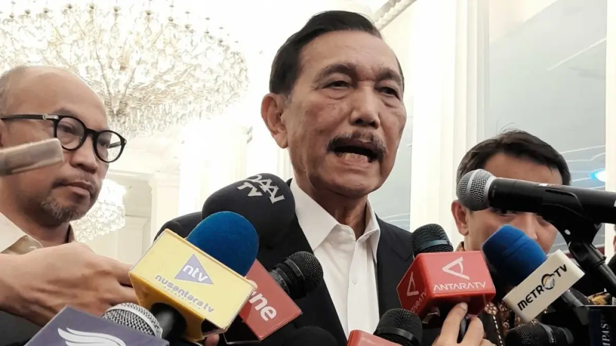 Momen Ketua DEN Luhut Binsar Pandjaitan serta Anggota DEN Chatib Basri di Istana Merdeka (ekonomi.bisnis.com)