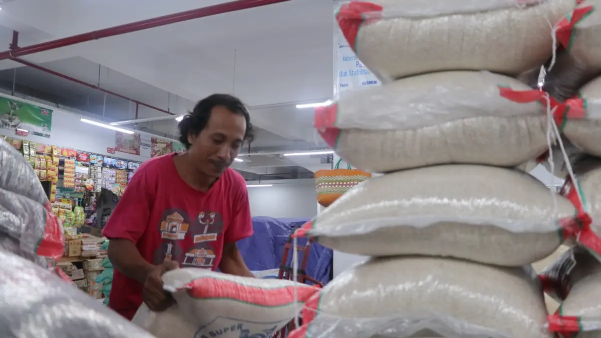 PASOKAN KOSONG: Pedagang beras di Pasar Legi Ponorogo melayani pembeli saat stok beras SPHP tidak tersedia. SUGENG DWI N/JAWA POS RADAR PONOROGO