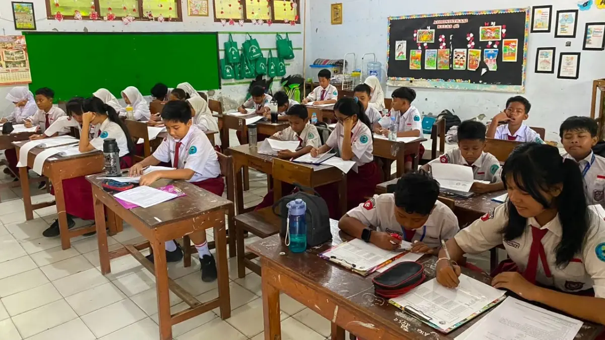 PENGAWASAN KETAT: Dikbud Kabupaten Madiun menerjunkan pengawas sekolah untuk memantau pelaksanaan SPMB jenjang SD. DIAN RAHAYU/RADAR MADIUN