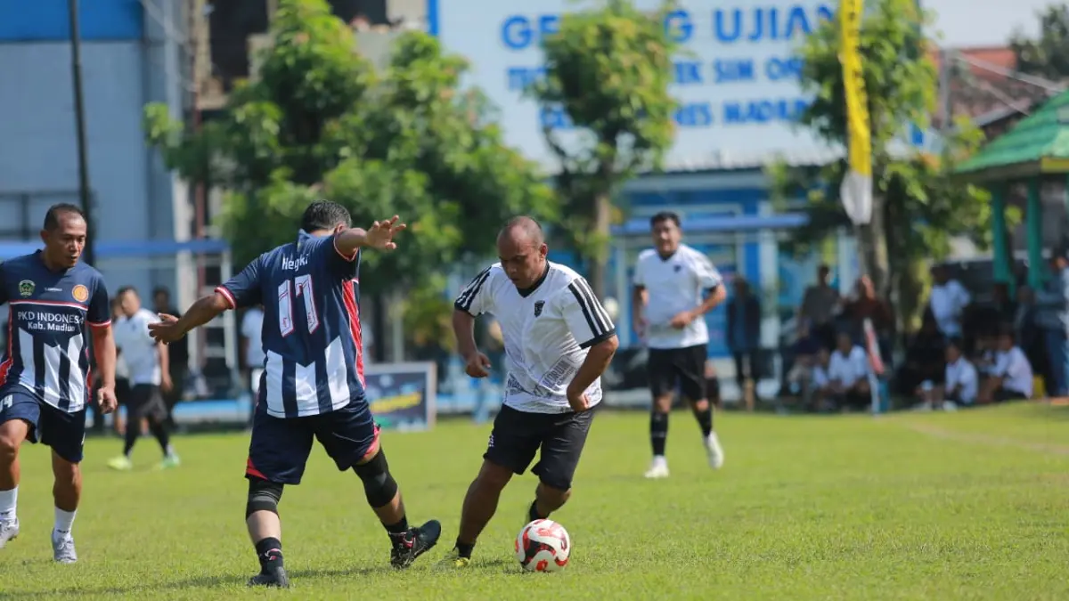 Penyiar RRI Madiun Gatot Setiaki menjadi top skor sementara Sparta Pena di ajang Piala Kapolres Madiun dengan koleksi tujuh gol. (BAGAS BIMANTARA/RADAR MADIUN)