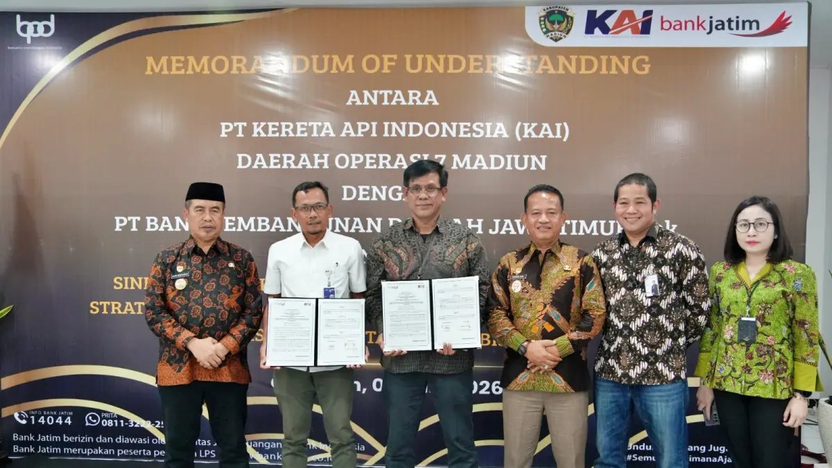 PERKUAT SINERGI: KAI Daop 7 Madiun dan Bank Jatim menandatangani nota kesepahaman untuk pengembangan layanan, kolaborasi bisnis, dan optimalisasi aset.