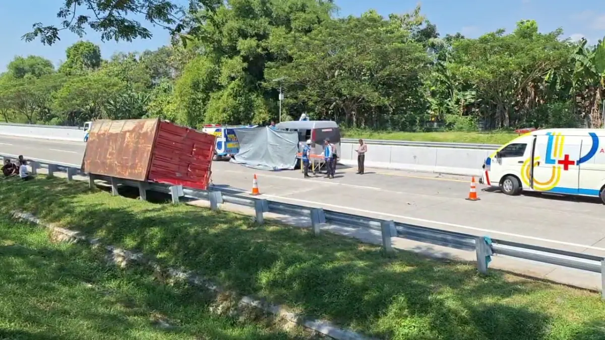 RINGSEK PARAH: Petugas gabungan mengevakuasi korban kecelakaan mobil travel Isuzu Elf yang menabrak truk boks di Tol Solo–Ngawi Km 568 A, Desa Bangunrejo Kidul, Kecamatan Kedunggalar, Selasa (9/6). ASEP SYAEFUL/JAWA POS RADAR NGAWI
