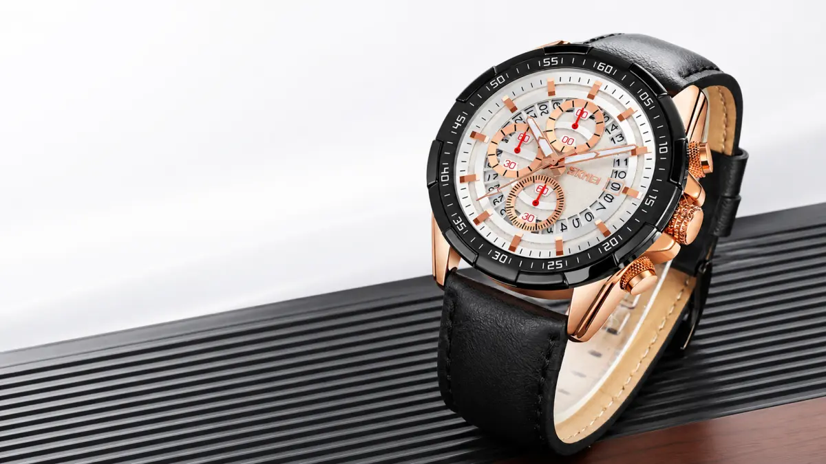 SKMEI 9312 memadukan desain sporty, leather strap yang nyaman, dan movement Quartz yang akurat.