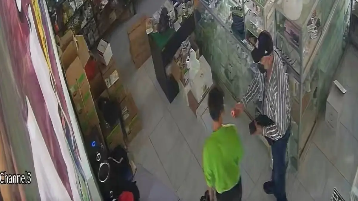 TEREKAM CCTV: Dua pria asing yang mengaku berasal dari Dubai terekam kamera pengawas saat beraksi di Toko Pertanian Agro Kemuning, Kecamatan Sambit. FOTO: TANGKAPAN LAYAR