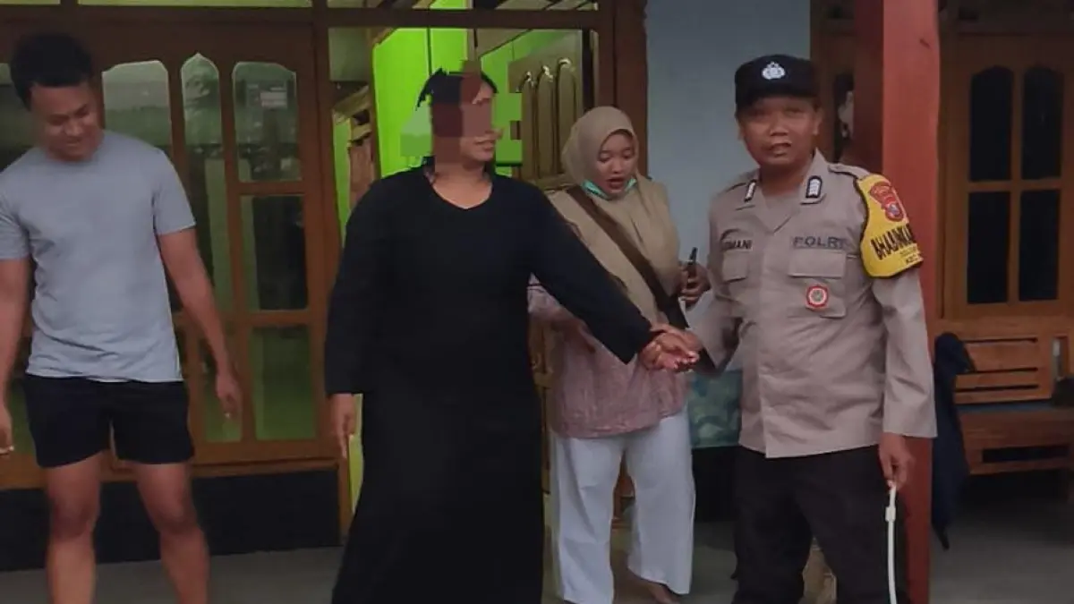 AMANKAN ODGJ: Petugas Polsek Pitu bersama tenaga kesehatan mengevakuasi seorang perempuan yang diduga mengalami gangguan jiwa setelah sempat meresahkan warga Dusun Pelemsili, Desa/Kecamatan Pitu, Selasa (9/6).