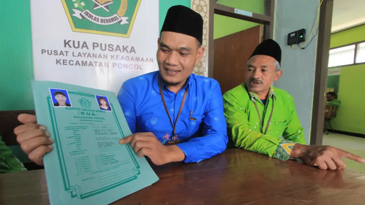 BUKTI RESMI: Penghulu KUA Poncol menunjukkan dokumen pernikahan Rizky Anggraini dan Hsu Kuang Chi. AJI PUTRA/RADAR MAGETAN