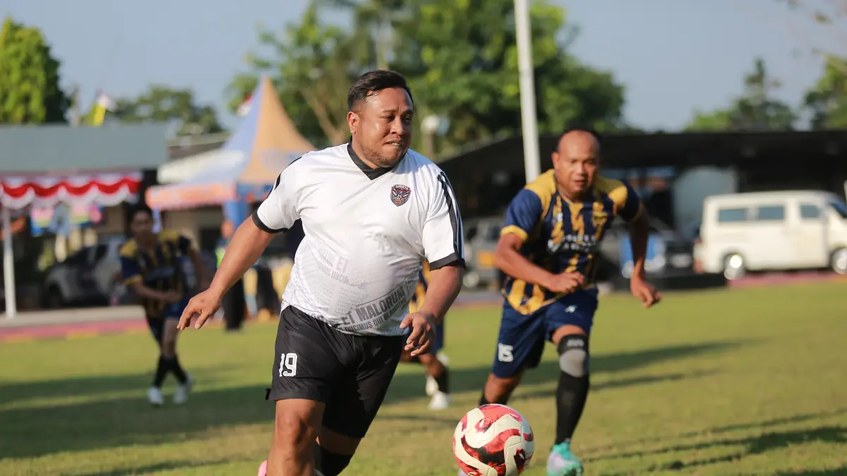 Direktur Jawa Pos Radar Madiun Ockta Prana bermain agresif di laga versus Polres Madiun B. BAGAS BIMANTARA/RADAR MADIUN