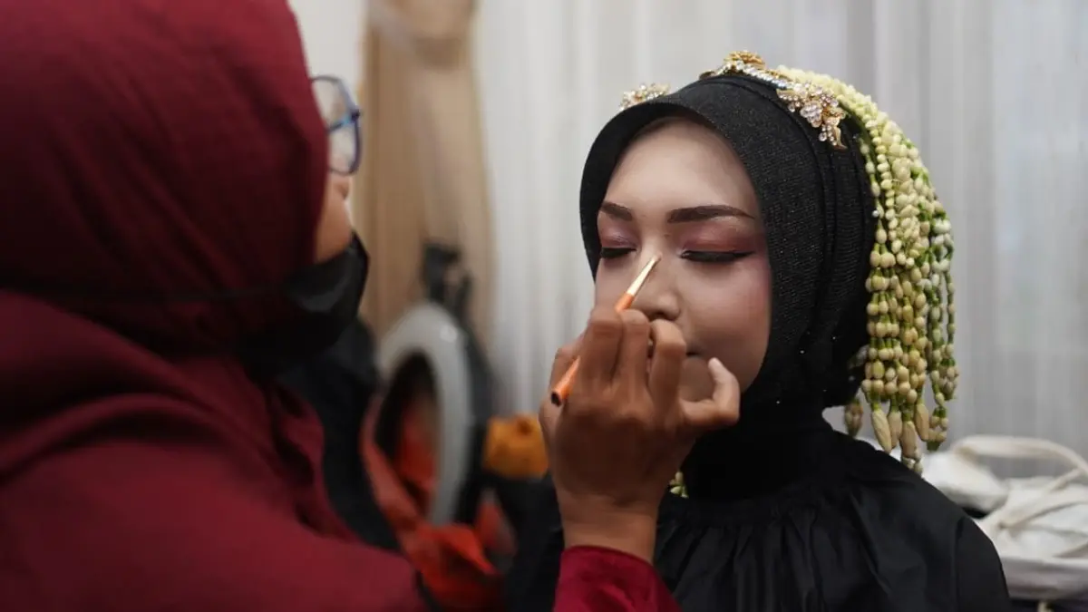 LESTARIKAN BUDAYA: Delapan pasangan pengantin mengikuti prosesi ngunduh mantu massal di Rumah Dinas Wali Kota Madiun, kemarin (10/6). FOTO: DISKOMINFO KOTA MADIUN