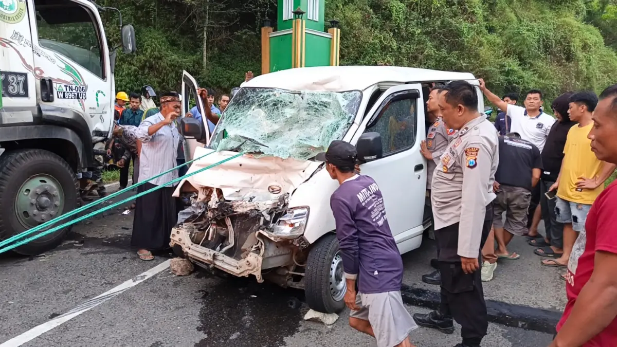 RINGSEK PARAH: Petugas melakukan penanganan di lokasi kecelakaan antara Daihatsu Grand Max dan truk tronton di Dusun Ringin Asri, Desa Tegalombo, Pacitan, Selasa (9/6). FOTO: ISTIMEWA