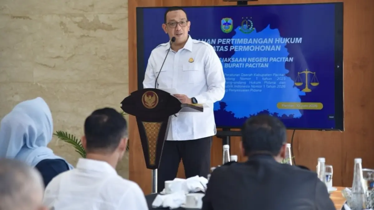 SERAHKAN LEGAL OPINION: Kepala Kejari Pacitan Farriman Isandi Siregar menyampaikan hasil kajian terhadap puluhan perda yang perlu disesuaikan dengan KUHP baru saat kegiatan di Pendopo Kabupaten Pacitan, kemarin (10/6).