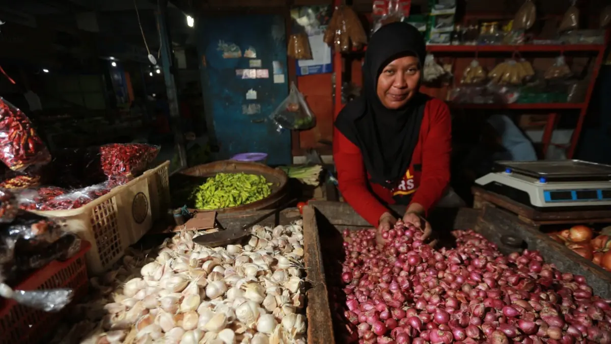 TEKAN INFLASI: Aktivitas perdagangan bawang merah di pasar tradisional. BAGAA BIMANTARA/RADAR MADIUN