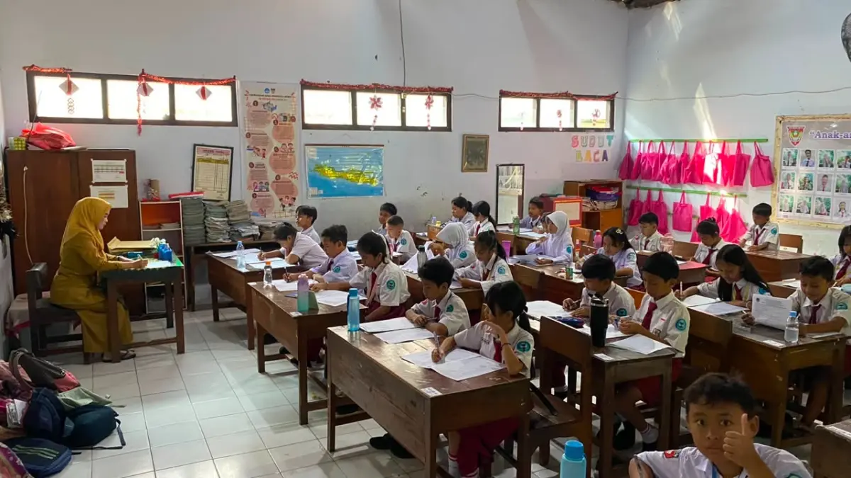 TETAP BUKA PENDAFTARAN: Salah satu SDN di Kabupaten Madiun tetap melayani Sistem Penerimaan Murid Baru (SPMB) meski masuk daftar regrouping. DIAN RAHAYU/RADAR MADIUN