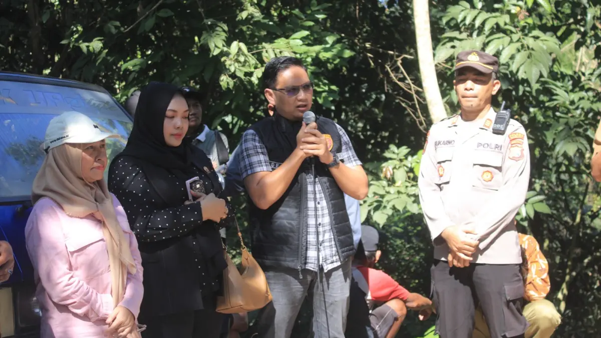 TUNGGU KAJIAN: Kanit Pidsus Satreskrim Polres Magetan Iptu Dedy Norrawan memberikan keterangan usai peninjauan tambang Sayutan. AJI PUTRA/RADAR MAGETAN