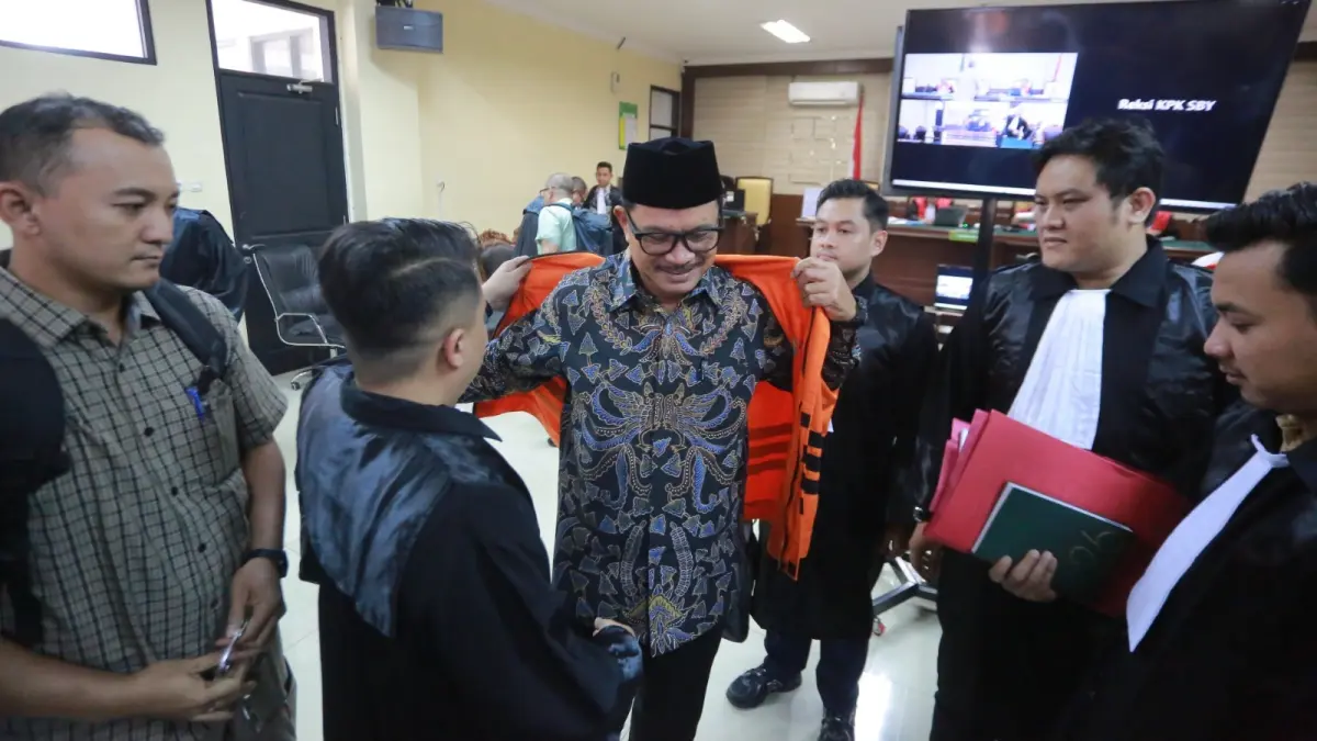 BERI KETERANGAN: Wali Kota Madiun nonaktif Maidi memberikan keterangan usai sidang perdana di Pengadilan Tipikor Surabaya dan menegaskan dana CSR untuk TPA Winongo tidak berkaitan dengan proses perizinan perusahaan. BAGAS BIMANTARA/RADAR MADIUN