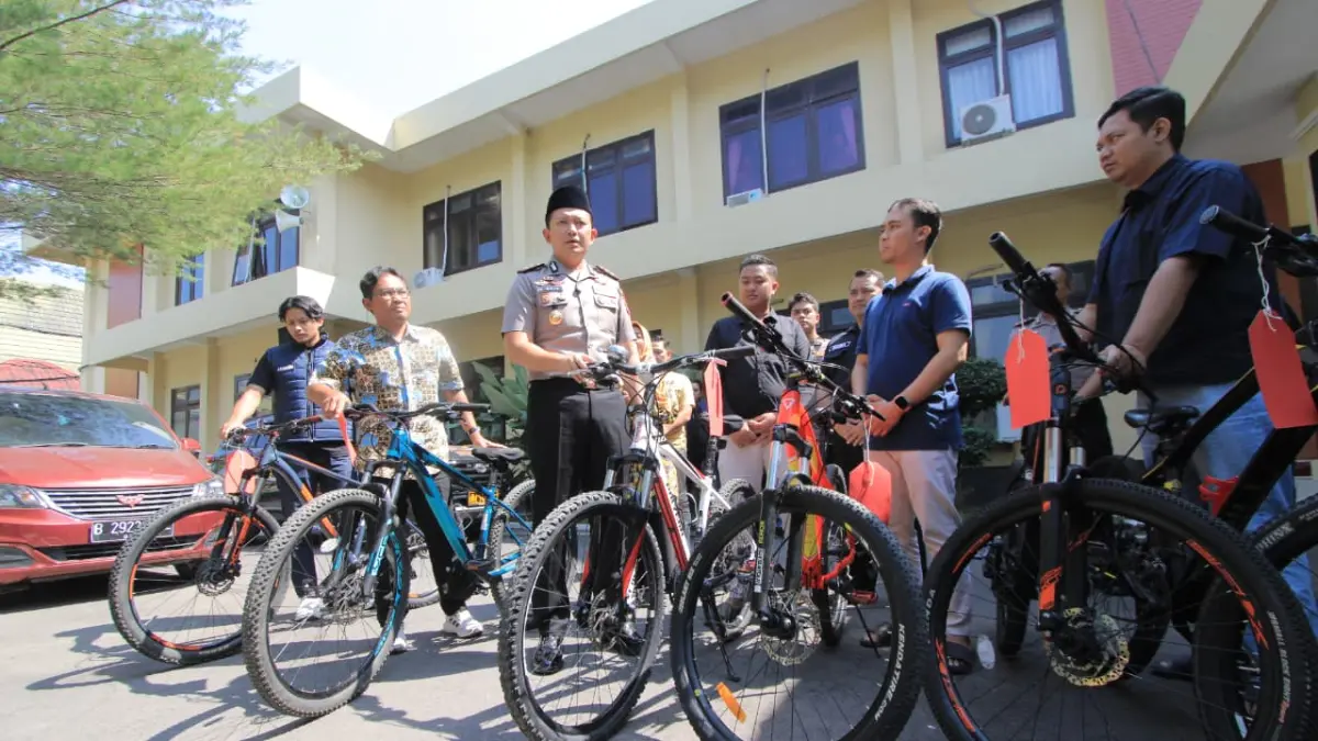DIAMANKAN: Dua anggota komplotan spesialis pencuri sepeda MTB lintas provinsi ditangkap Satreskrim Polres Magetan setelah diduga terlibat serangkaian aksi pencurian sepeda bernilai tinggi di sejumlah daerah di Pulau Jawa. AJI PUTRA/RADAR MAGETAN