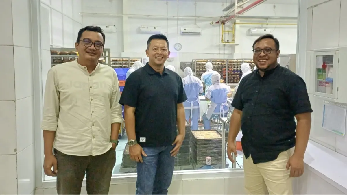 Direktur Jawa Pos Radar Madiun Ockta Prana Lagawira, kanan, dan GM Radar Madiun Arfinanto Arsyadani, kiri, diajak Owner Bluder Cokro Hary Sasono melihat-lihat ruang produksi. (Doni Christiandy/Radar Madiun)