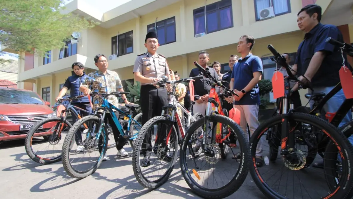 KEMBALI KE PEMILIK: Hendrijanto bersyukur sepeda Polygon Extrada 6 miliknya yang sempat dicuri berhasil ditemukan polisi setelah komplotan spesialis pencuri MTB lintas provinsi dibekuk. AJI PUTRA/RADAR MAGETAB
