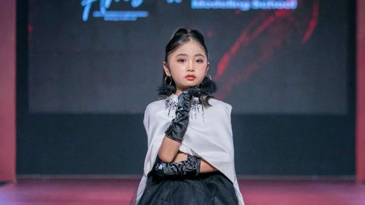 Penampilan Almahyra Kirana Putri Difelia di ajang JogyaKidz Fashion Week 2026.
