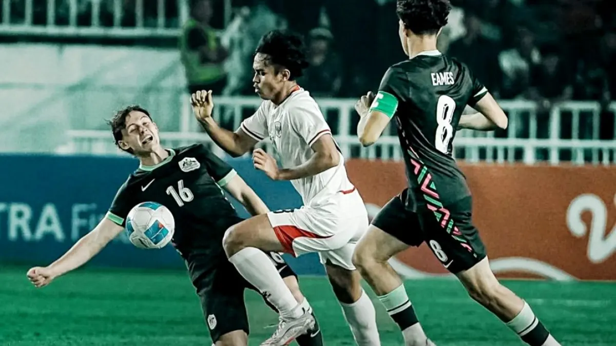 TENSI TINGGI: Pemain Indonesia mencoba dihentikan oleh dua pemain Australia saat laga semifinal Piala AFF U19, Kamis (11/6). (IG @timnasindonesia)