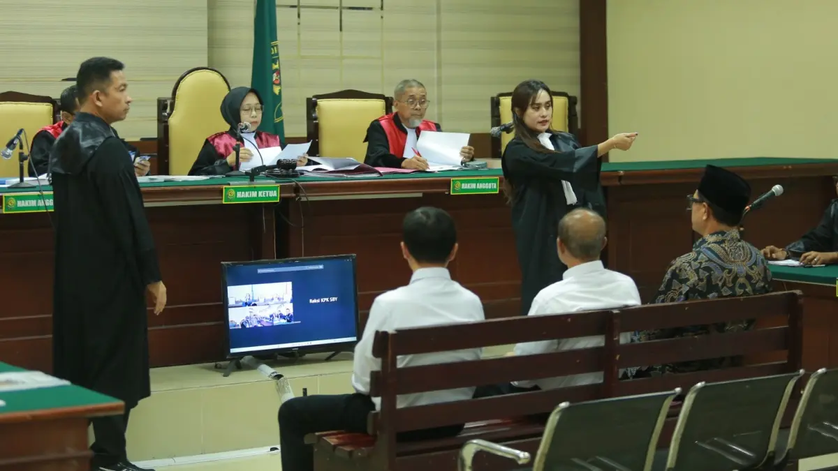 SIDANG PERDANA: Wali Kota Madiun nonaktif Maidi, Kepala DPUPR nonaktif Thariq Megah, dan Rochim Rudianto menjalani sidang perdana pembacaan dakwaan perkara dugaan korupsi di Pengadilan Tipikor Surabaya, Kamis (11/6). BAGAS BIMANTARA/JAWA POS RADAR MADIUN