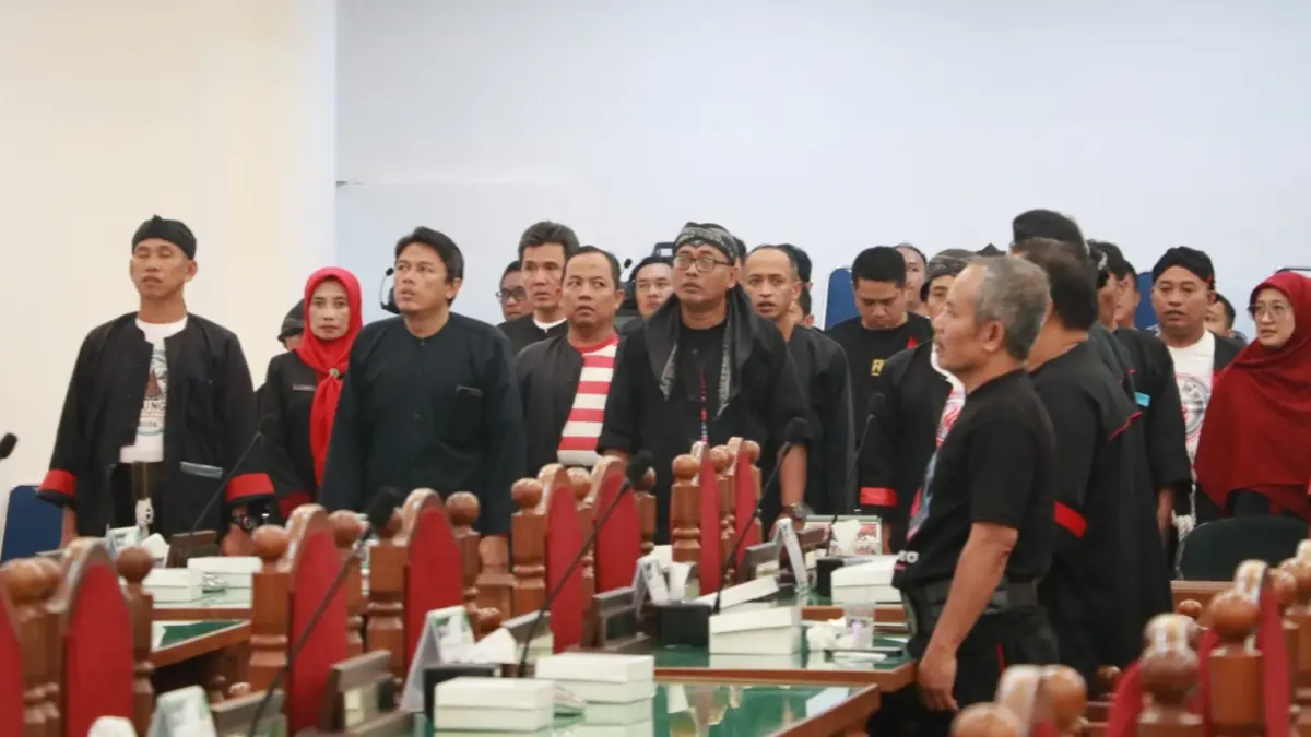 BUDAYA LOKAL: ASN di lingkungan Pemkab Ponorogo mengenakan penadon selama perayaan Grebeg Suro 2026. SUGENG DWI N/RADAR PONOROGO