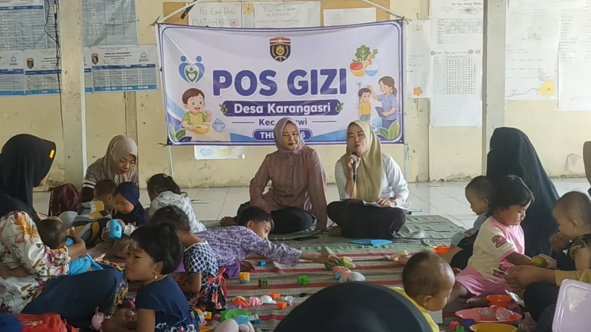 EDUKASI KESEHATAN: Petugas memberikan materi edukasi kesehatan balita terkait pentingnya imunisasi. (SATRIO JATI/RADAR MADIUN)