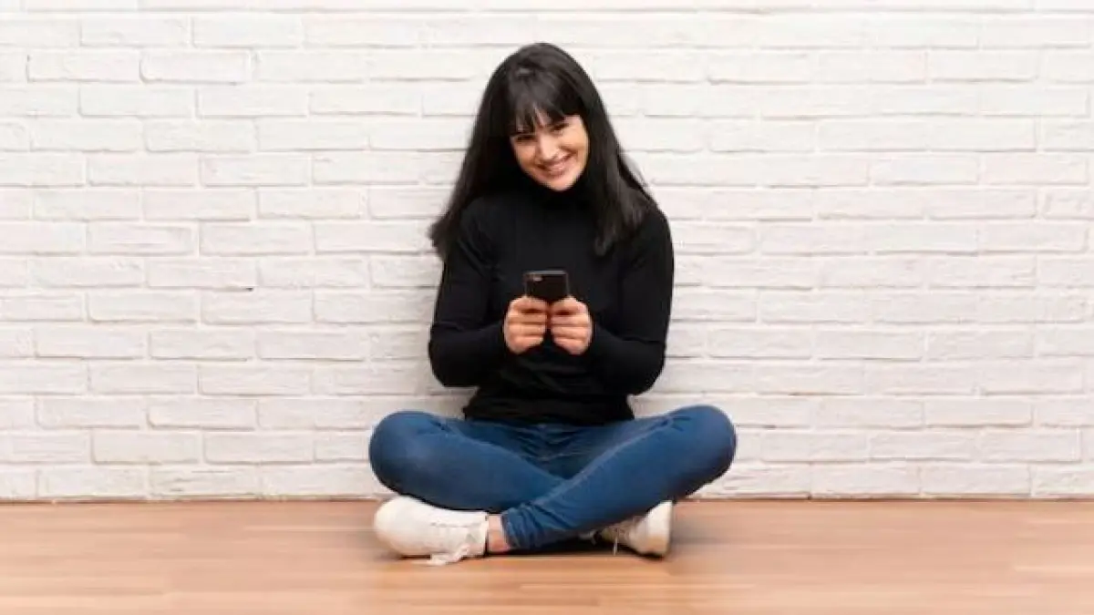 Ilustrasi perempuan duduk nyaman karena memakai celana dalam yang tepat. (freepik)