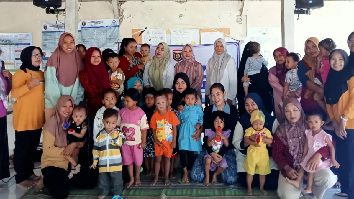 KOMPAK: Kades, petugas kesehatan, balita dan Ibu berfoto bersama mengawali kegiatan POS Gizi Desa Karangasri yang dijadwalkan berlangsung selama 12 hari.&nbsp;(SATRIO JATI/RADAR MADIUN)
