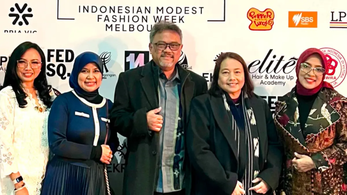 MENDUNIA: Desainer asal Madiun, Ulfa Mumtaza, menampilkan koleksi Sailing Heritage berbahan Batik Madura dalam ajang Indonesia Modest Fashion Week Melbourne 2026 di Federation Square, Australia. FOTO: ISTIMEWA