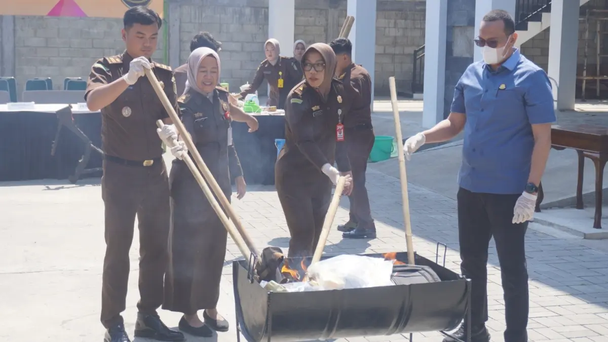 MUSNAHKAN BARANG BUKTI: Kejari Pacitan memusnahkan barang bukti dari 16 perkara pidana yang telah inkrah. NUR CAHYONO/RADAR PACITAN
