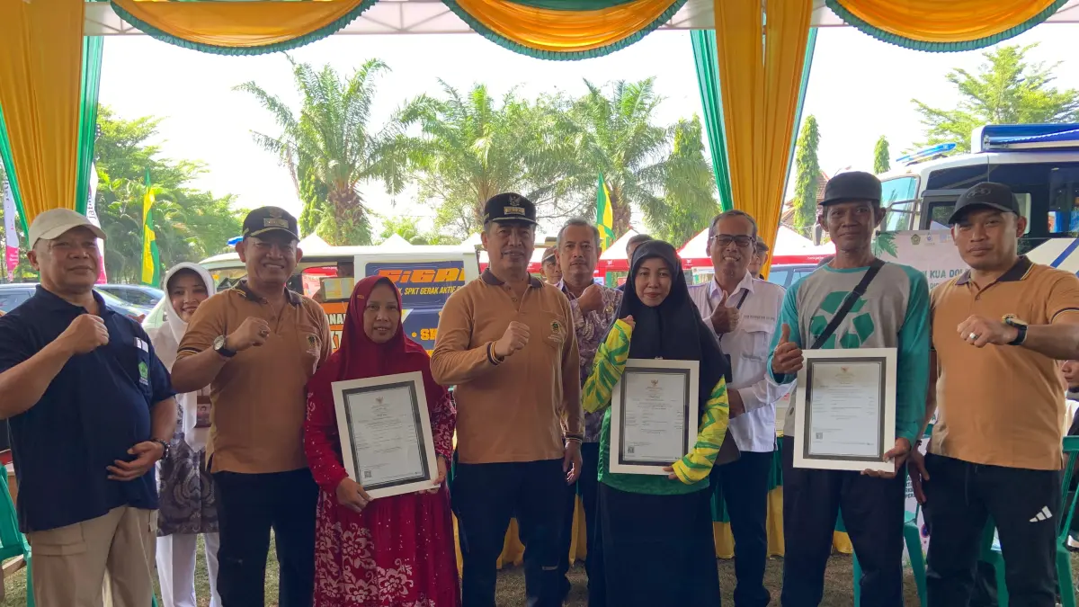 PAVINGISASI DAN PELAYANAN: Bupati Madiun Hari Wuryanto bersama Wakil Bupati Purnomo Hadi mengikuti kerja bakti pavingisasi di Kelurahan Bangunsari serta menyerahkan sertifikasi halal kepada pelaku UMKM dalam rangkaian Bahana Bersahaja.