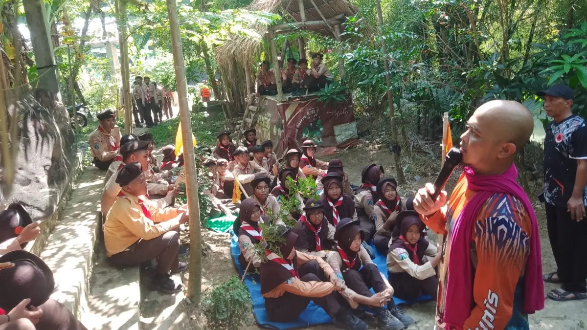 PELATIHAN PENYELAMATAN: Siswa SMPN 1 Maospati mengikuti pelatihan water rescue di Sungai Pleret yang digelar BPBD Magetan sebagai bagian dari edukasi mitigasi dan kesiapsiagaan bencana sejak dini.
