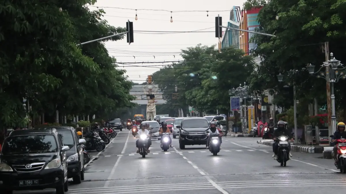 PEMELIHARAAN JALAN: DPUPKP Ponorogo menginventarisasi dan menyiapkan perbaikan titik-titik jalan berlubang di sepanjang rute Kirab Pusaka Pawai Lintasan Sejarah yang digelar 15 Juni mendatang. SUGENG DWI N/RADAR PONOROGO