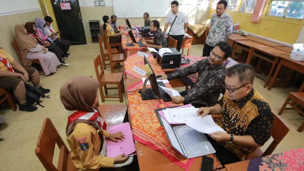 PENDAFTARAN DIBUKA: Cabang Dinas Pendidikan Wilayah Madiun melakukan monitoring pelaksanaan SPMB SMA Negeri. BAGAS BIMANTARA/RADAR MADIUN