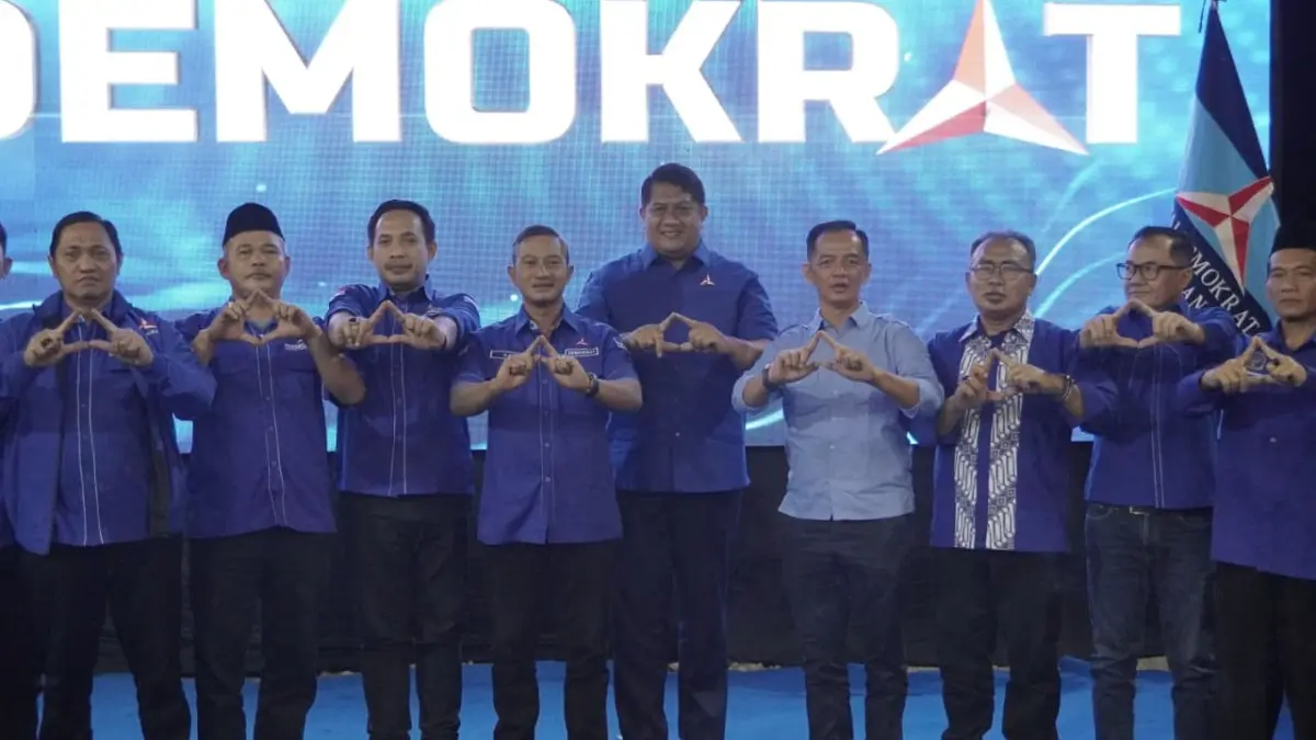 PINDAH HALUAN: Wakil Bupati Pacitan Gagarin Sumrambah resmi bergabung dengan Partai Demokrat dan diperkenalkan sebagai kader baru dalam acara penyerahan mobil siaga DPC Demokrat Pacitan, Kamis malam (11/6). FOTO: ISTIMEWA
